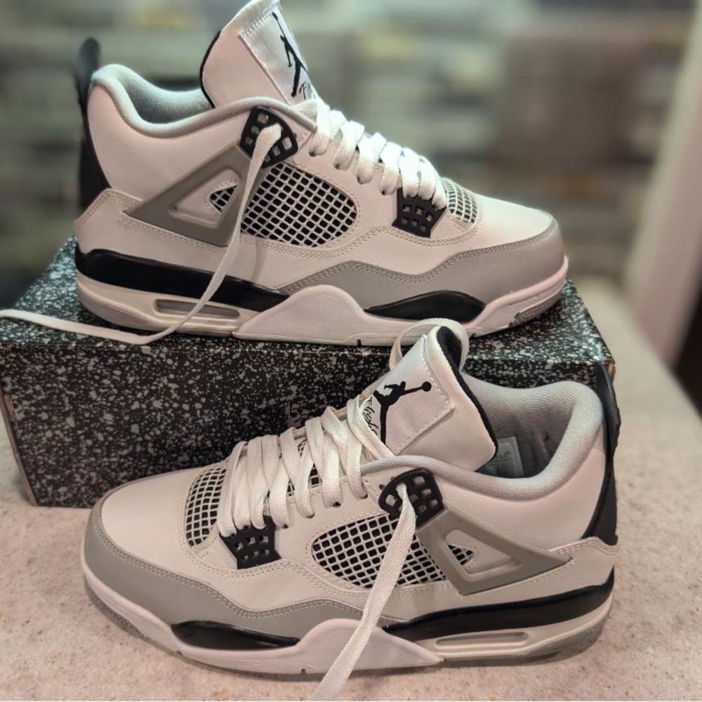 AIR JORDAN 4 RETRO - size 9